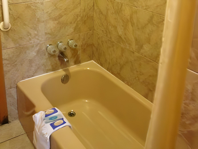 Bathroom 2, DeQueen Courtyard Inn, Sevier