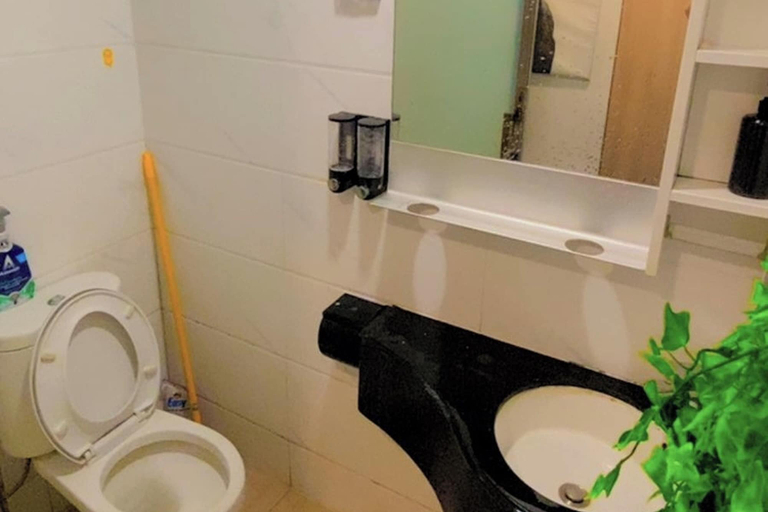Bathroom, Sky House BSD by Mizu Rooms, South Tangerang