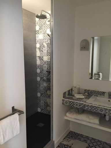 Bathroom 4, Hotel Saint Pierre, Maine-et-Loire