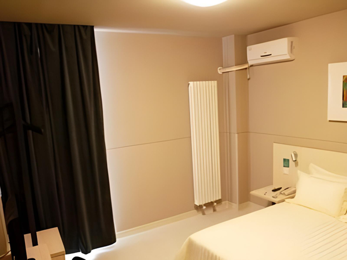 Bedroom 2, Jinjiang Inn Lianyungang Donghai County Heping Middle Road, Lianyungang