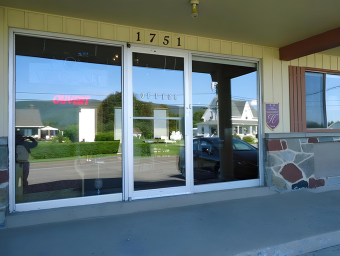Others 5, Motel Carleton Sur Mer, Avignon