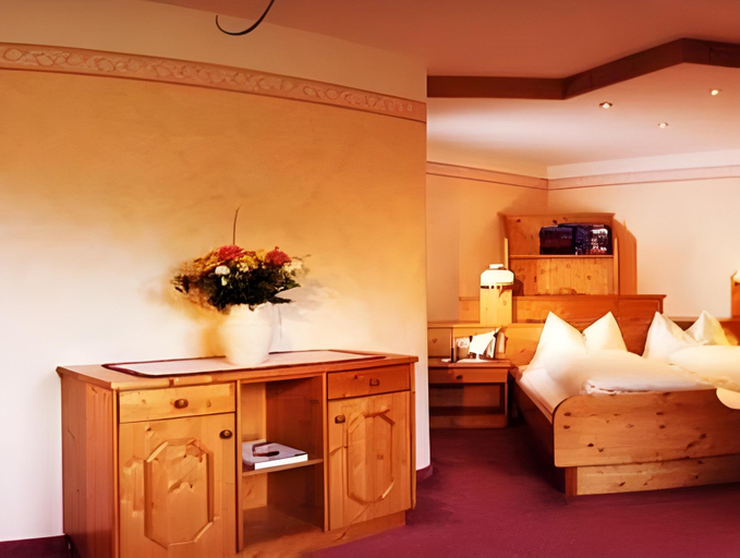Bedroom 3, Hotel Edel.Weiss, Bolzano