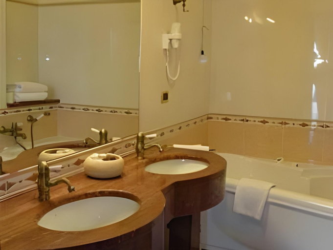 Bathroom 5, HOTEL LEMI, Benevento