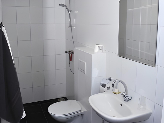 Bathroom 3, Hotel Royal, Velsen