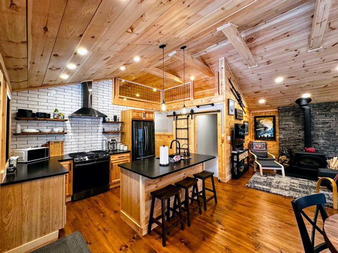 Food & Drinks 4, 5R Cozy log chalet in fantastic location. Ski, snowshoe, fish, explore! AC, pet friendly!, Grafton