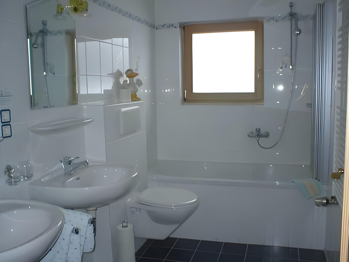 Bathroom 2, Ferienhotel Barmsee, Garmisch-Partenkirchen