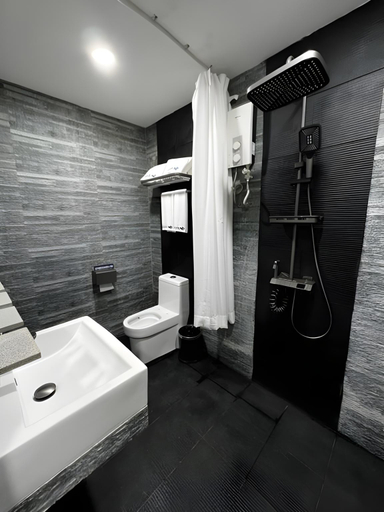 Bathroom 3, Lucky Tito Dive Resort, Puerto Galera