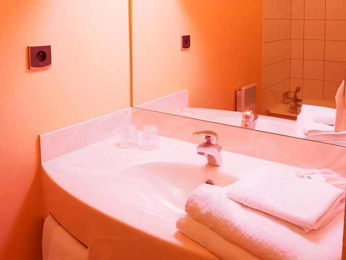 Bathroom 4, Logis Hotel des Messageries, Jura