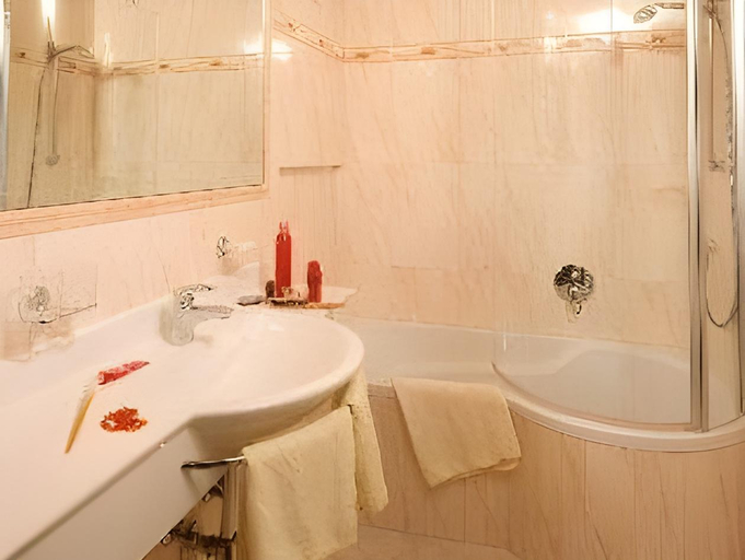 Bathroom 5, Hotel Garni Glockenstuhl, Schwaz