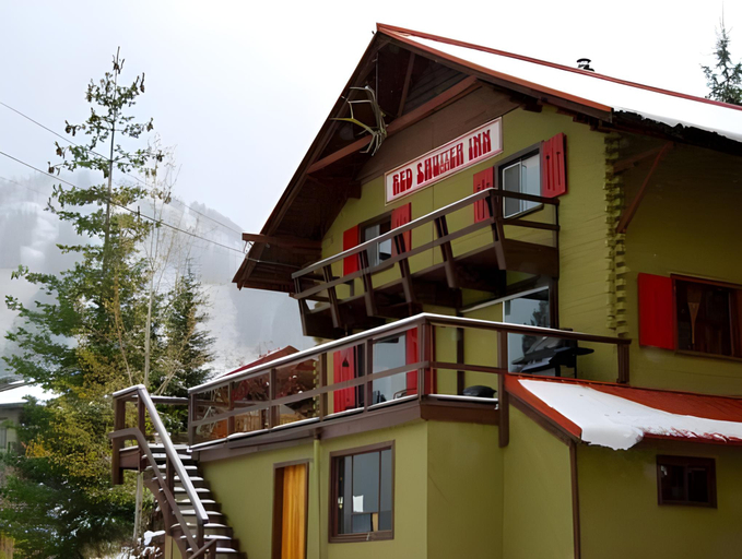 Exterior view 4, Red Shutter Inn, Kootenay Boundary