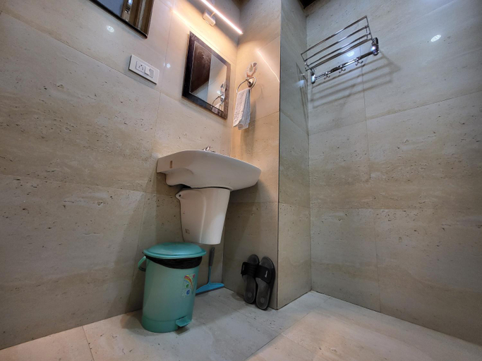 Bathroom 3, The Revett, Darjiling