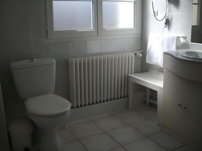 Bathroom 3, Hotel de Normandie, Seine-Maritime