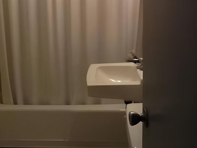 Bathroom 3, Pinebrook Motel, Warren