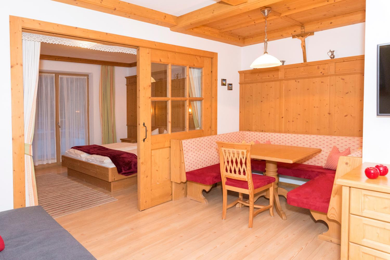 Bedroom 2, Das GASTEHAUS SCHNEIDER am Dorfplatz, Kufstein