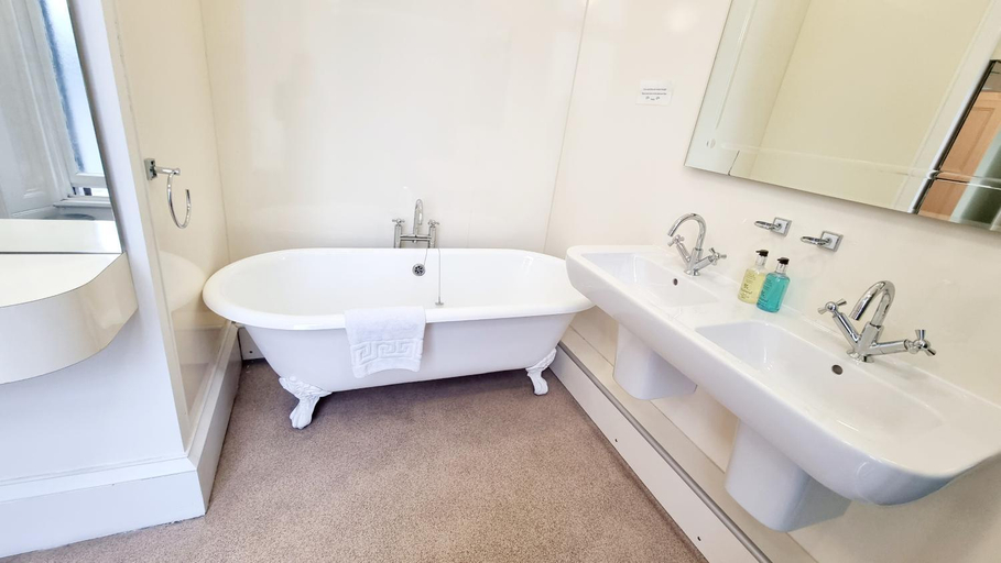 Bathroom 4, The Guards Hotel, Edinburgh