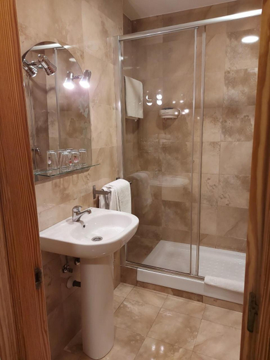 Bathroom 2, Hostal Moncloa, Madrid