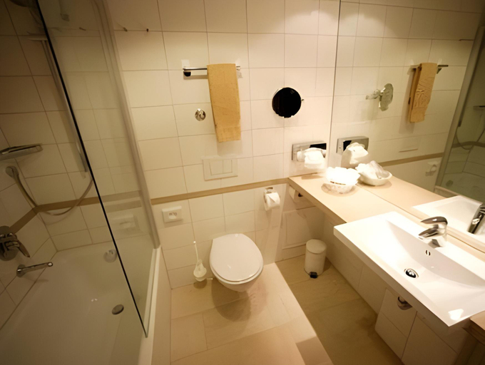 Bathroom 3, Restaurant & Hotel Engelkeller, Memmingen
