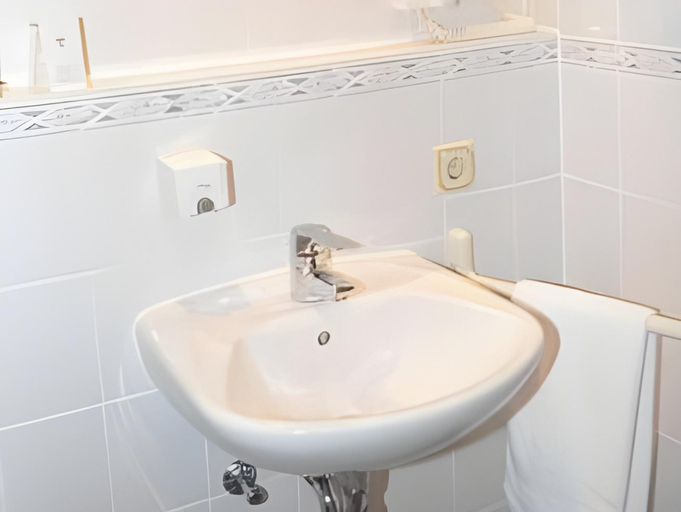 Bathroom 4, Central Inn Hotel garni, Neunkirchen