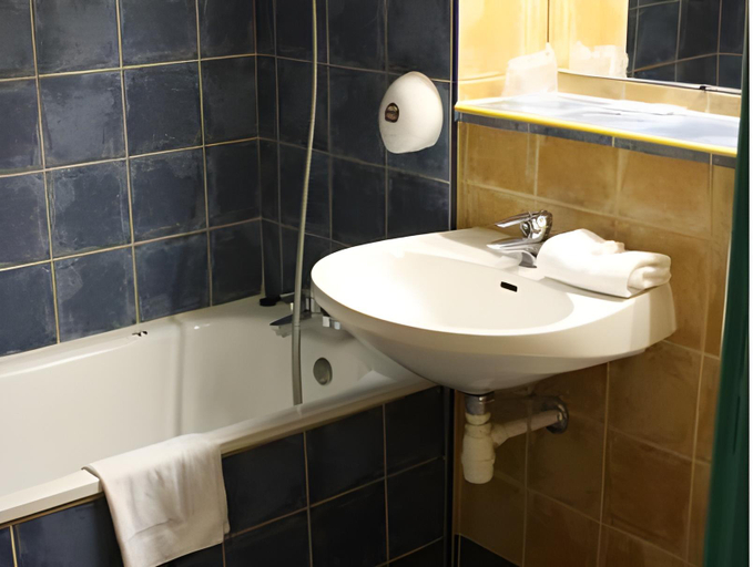 Bathroom 4, Hotel Restaurant Le Relais - Pau Nord, Pyrénées-Atlantiques