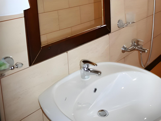 Bathroom 2, Hotel Castle Park, Beratit