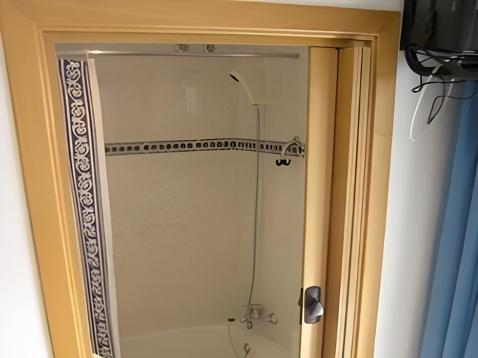 Bathroom 4, Hostal L'Alba, Girona