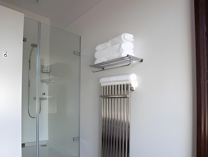 Bathroom 2, Penrhiw Hotel, Pembrokeshire