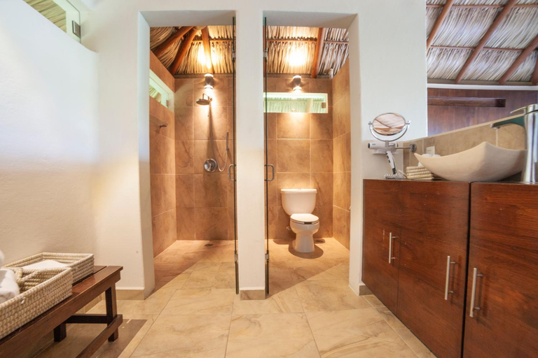 Bathroom 4, Princess Mayev, Dist. Pochutla