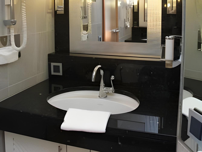 Bathroom 4, Michels Strandhotel Germania, Aurich