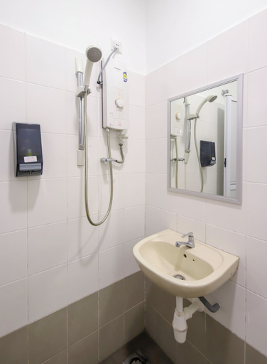 Bathroom 3, OYO 89497 Dream Nur Hotel, Malacca City
