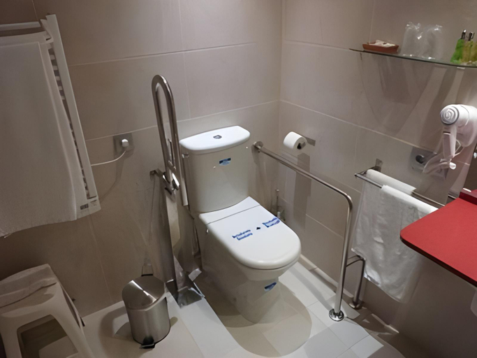 Bathroom 3, Hotel Trueba, Guipúzcoa