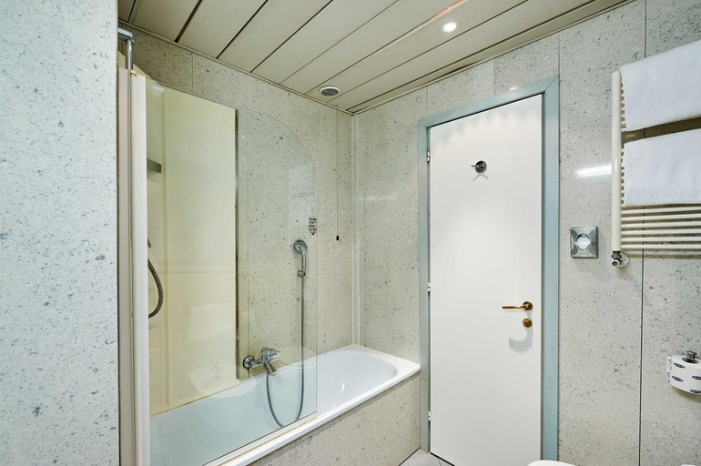 Bathroom 15
