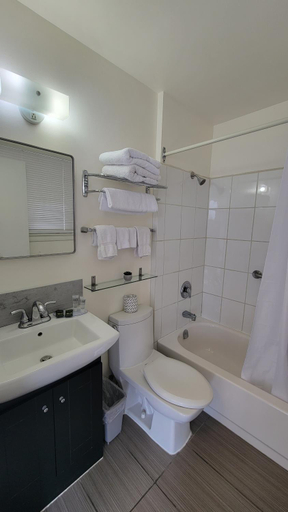 Bathroom 5, Lord Nelson Motel, Frontenac
