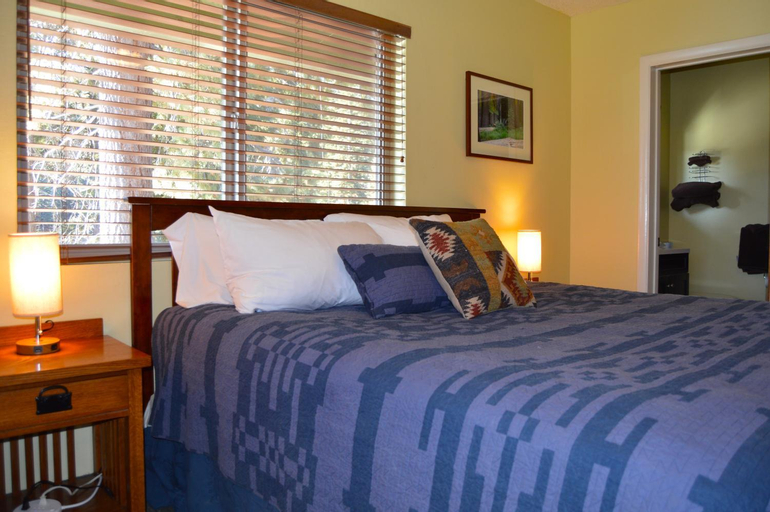 Bedroom 3, Montecito Sequoia Lodge, Tulare