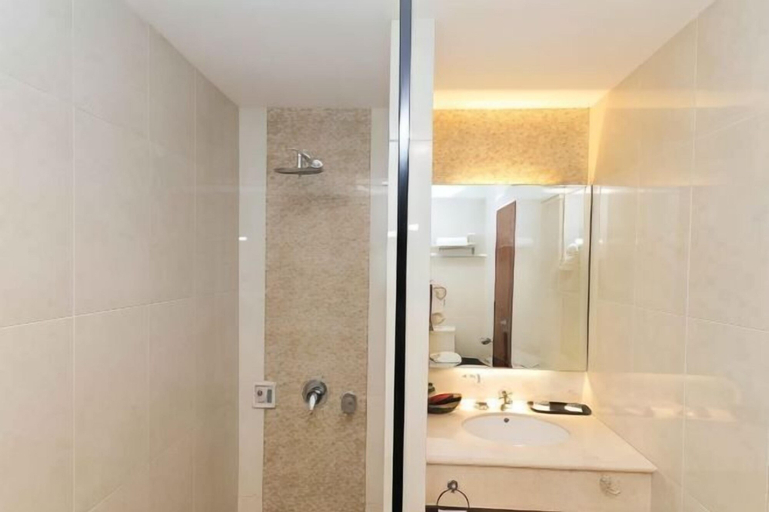 Bathroom 28