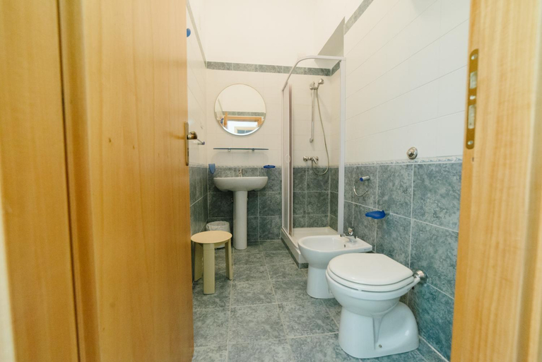 Bathroom 3, Albergo Marla, Salerno