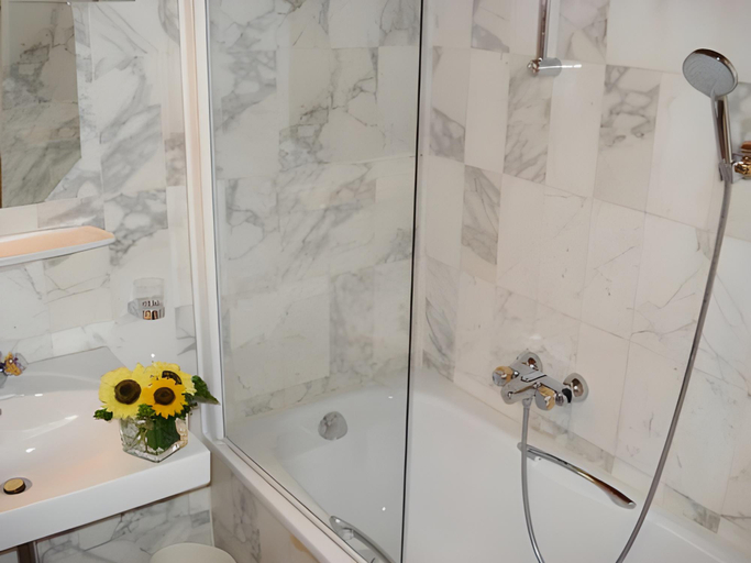 Bathroom 4, Alpenhotel Kramerwirt, Schwaz