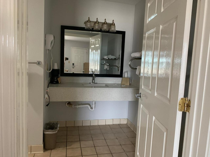 Bathroom 3, Key West Inn Childersburg, Talladega