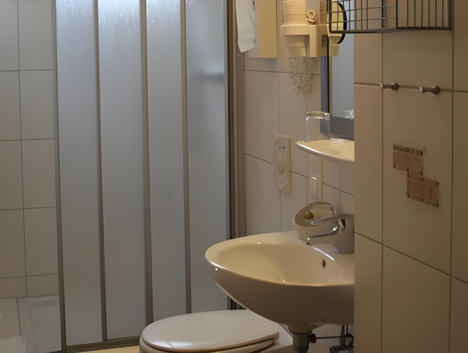 Bathroom 2, Hotel Burger, Siegen-Wittgenstein