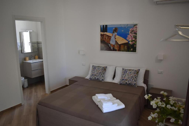 Others 3, b&b Lastracu, Trapani