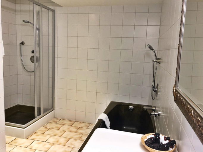 Bathroom 4, Neuwirt, Schwaz