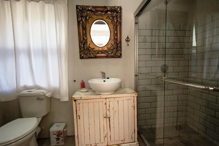 Bathroom 3, Mont Rouge, Thabo Mofutsanyane