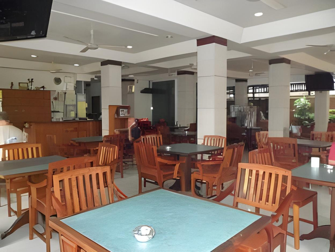 Food & Drinks 4, Nikom Court, Pattaya