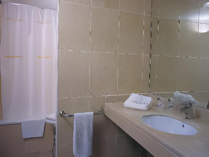 Bathroom 3, Hotel Montsia, Tarragona