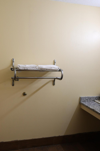 Bathroom 4, Woodstream Inn Hogansville, Troup