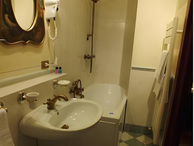 Bathroom 4, La Contrada dei Monti, Novara