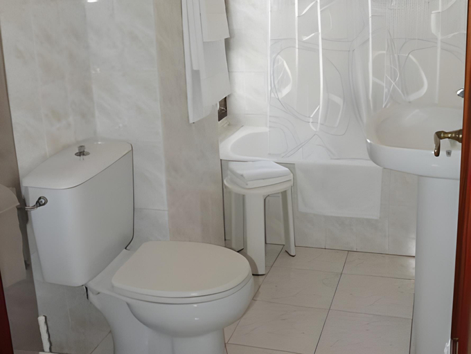 Bathroom 2, Hotel Candano, Cantabria