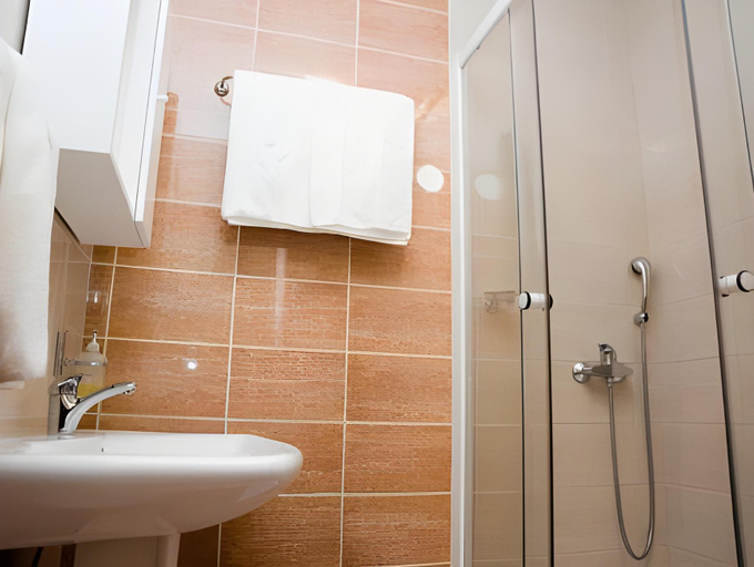 Bathroom 5, Hotel Adria, Herzegovina-Neretva