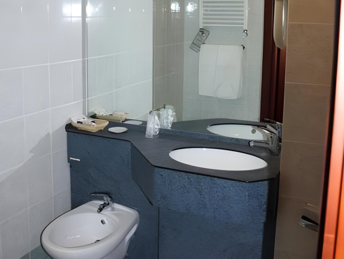 Bathroom 3, Hotel Tre Denti, Torino