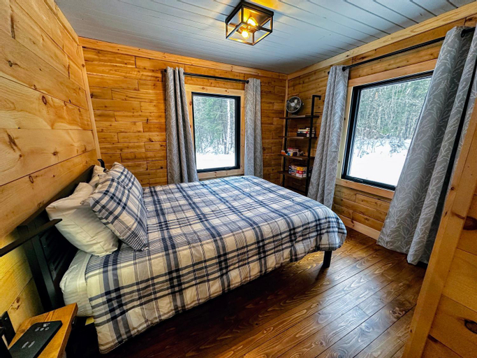 Bedroom 2, 5R Cozy log chalet in fantastic location. Ski, snowshoe, fish, explore! AC, pet friendly!, Grafton