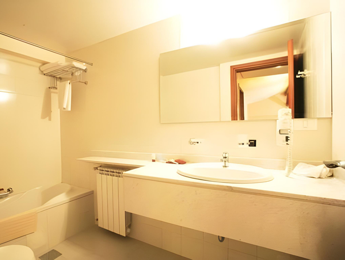 Bathroom 4, Le Cedrus Hotel, Bcharre